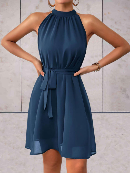Sienna Elegance – Mouwloze Chiffon Jurk met Hoge Hals